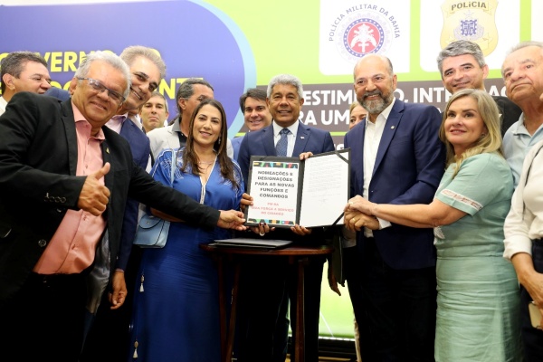 Governador sanciona leis para criação de novos comandos e promove oficiais da Polícia Militar