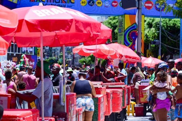 Cadastramento de ambulantes para trabalhar nas festas populares de Salvador começa na terça