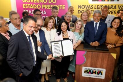 Jerônimo Rodrigues sanciona leis com ganhos salariais para 45 mil servidores públicos da Bahia