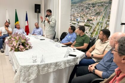 Adolpho Loyola e Angelo Almeida se reuniram com empresários e comerciantes da cidade