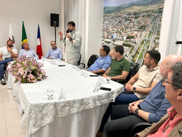 Adolpho Loyola e Angelo Almeida se reuniram com empresários e comerciantes da cidade