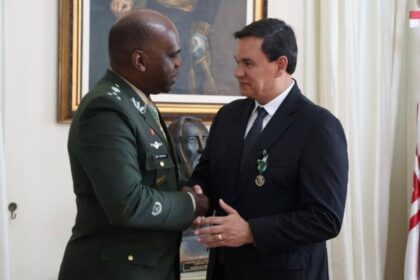 Diretor-geral da Defesa Civil de Salvador recebe Medalha Exército Brasileiro