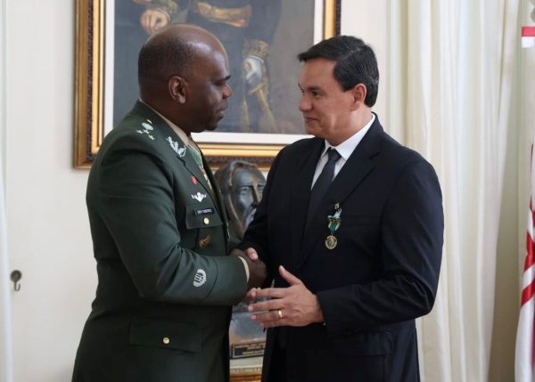 Diretor-geral da Defesa Civil de Salvador recebe Medalha Exército Brasileiro