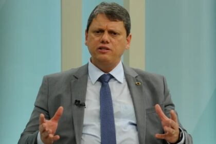 Governador de SP, Tarcísio de Freitas pede autorização a Moraes para visitar Bolsonaro