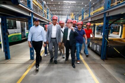 Jerônimo e comitiva de 20 líderes comunitários visitam obra do VLT do Subúrbio