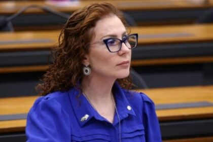 Carla Zambelli participa de audiência na Câmara e troca acusações com hacker