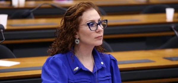 Carla Zambelli participa de audiência na Câmara e troca acusações com hacker