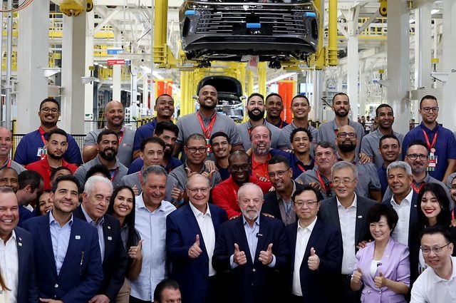Adolfo Menezes comemora anúncio de duplicação da BYD; montadora poderá produzir até 600 mil veículos por ano