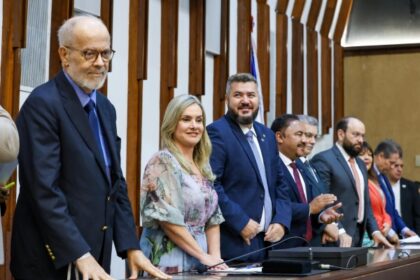 Ivana Bastos exalta trajetórias de Henrique Carballal e Raul Jungmann em homenagem na ALBA