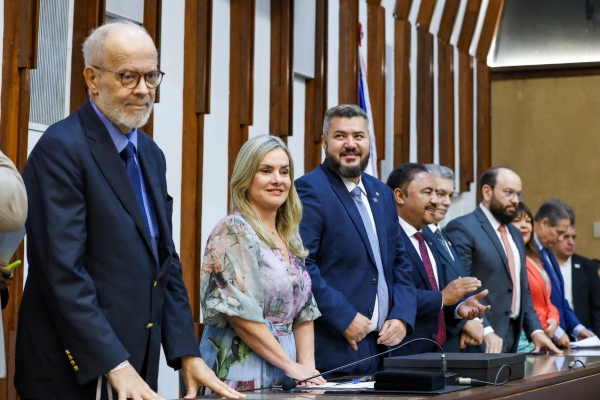 Ivana Bastos exalta trajetórias de Henrique Carballal e Raul Jungmann em homenagem na ALBA