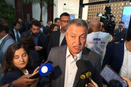 Rui Costa critica silêncio de ACM Neto sobre envolvimento do União Brasil com o crime organizado