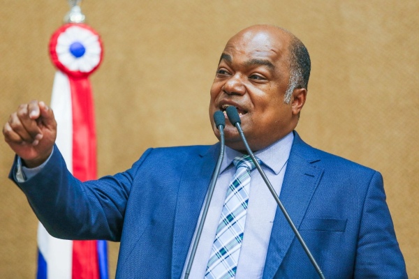 ”É mais uma armadilha para endividar as famílias”, afirma Samuel Júnior sobre programa anunciado por Lula