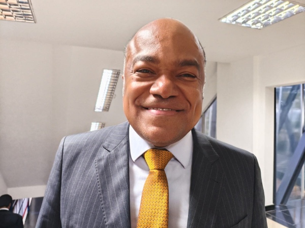 Samuel Júnior pede verificação de quórum e vota contra título de Cidadã Baiana à Marina Silva