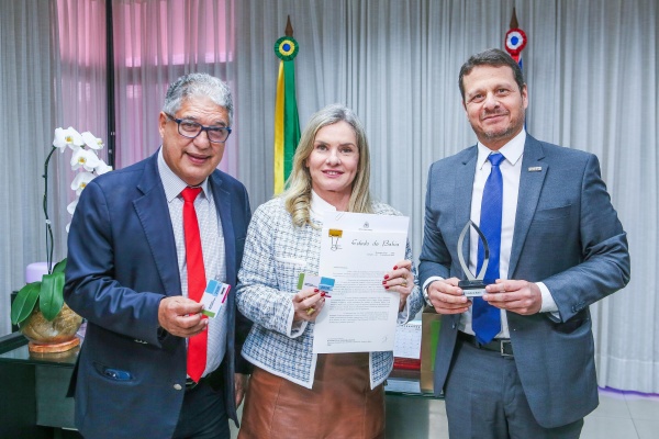 Ivana Bastos recebe LOA e comemora aprovação de 14 projetos de autoria do Executivo e do Legislativo