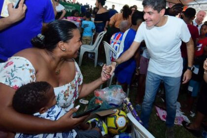 ACM Neto prestigia evento do Dia das Crianças em Lauro de Freitas ao lado de lideranças políticas