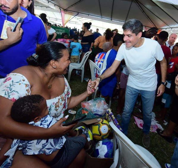 ACM Neto prestigia evento do Dia das Crianças em Lauro de Freitas ao lado de lideranças políticas