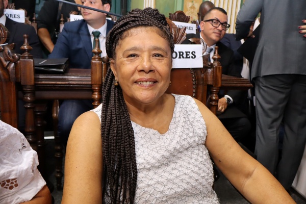 Marta celebra decisão da Justiça que impede sombreamento de praias