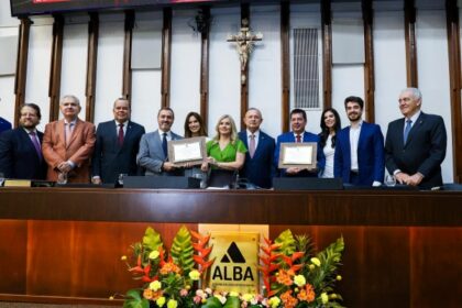 Ivana Bastos entrega títulos de Cidadão Baiano ao diretor-geral e ao diretor de inteligência da PF