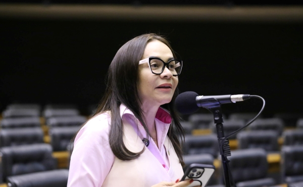 “Não se combate o crime organizado protegendo o dinheiro das facções nem enfraquecendo a PF”, declara Ivoneide Caetano