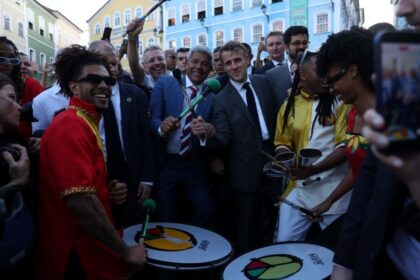 Em roteiro turístico pelo Pelourinho, Jerônimo Rodrigues apresenta a cultura baiana para Emmanuel Macron