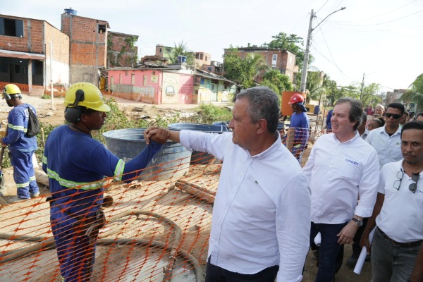 Rui Costa vistoria macrodrenagem na Cidade Baixa e dá ordem de serviço para mais uma obra do Novo PAC na Bahia