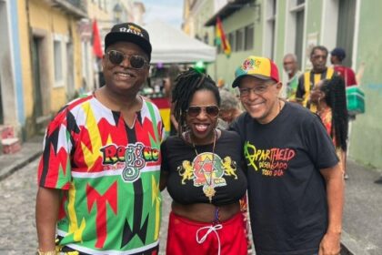 “Nunca tenha medo do seu inimigo quando não é você que começa a brigar”. Utilizando trecho de música da banda ‘Os Originais do Samba’, o pré-candidato a deputado Luiz Carlos Suíca (PT) ironizou os racistas e lembrou dos que morreram na luta por igualdade racial no país. O dia 20 de novembro é uma data celebrada para lembrar o legado de Zumbi dos Palmares e de quem também buscou e busca liberdade. Suíca ainda cita, por exemplo, projetos de lei de sua autoria quando era vereador de Salvador, que homenagearam figuras importantes do movimento negro: Rua Alaíde do Feijão (Pelourinho) e Praça Maria Felipa (Comércio). O político citou alguns dos problemas enfrentados pela população negra atualmente durante caminhada no Centro Histórico nesta quinta-feira. “Vamos comemorar, mas sem baixar a guarda porque o perigo é constante. Todos nós sabemos que vivendo no Brasil, um país extremamente racista, a consciência negra deve ser lembrada e reavivada diariamente sem medo de lutar. Mas hoje, neste 20 de novembro, dia da morte do grande herói abolicionista Zumbi dos Palmares, é válido levantar todas as vozes de protesto e também de comemoração por todos os caminhos percorridos desde o início da escravização dos povos africanos, até a atualidade. Tivemos conquistas como direito ao voto, a professar a fé em religiões de matriz africana, manifestar nossa cultura, lei de cotas e outros avanços”, explica Suíca. O petista foi enfático ao citar a trajetória sangrenta que até hoje permeia a sociedade brasileira com o extermínio do povo negro. “É importante lembrar o legado dos irmãos que sentiram na carne o peso das mãos dos homens brancos, senhores e sinhás donos de engenhos que viviam uma vida abastada e confortável às custas do sangue e suor dos negros que torturavam até a morte. Promoviam carnificina e recebiam honrarias e terras, enquanto nossa gente mal tinha o que comer. Acumulavam fortunas, que até hoje servem aos seus descendentes [os grandes herdeiros do Brasil]”, completa. Categoria predominantemente negra, os garis e margaridas também foram lembrados por Suíca ao pedir a aprovação do projeto de regulamentação da profissão dos profissionais de limpeza urbana no país. Racismo Casos constante com situações e pessoas que carregam a mentalidade da época da escravidão africana, exemplos não faltam, como o caso do deputado Renato Freitas que sofreu racismo em via pública e agredido fisicamente por um homem branco, só que dessa vez ele reagiu. A torcedora do Avaí com suas falas xenofóbicas e racistas contra a torcida do Remo, onde a mesma apontava a cor da pele branca como um sinal de superioridade. “Casos lastimáveis e revoltantes são diários, num país em que temos que brigar por tudo, desde o mais básico como moradia e alimentação, até segurança, respeito e igualdade salarial. Porque em pleno século 21, profissionais negros ainda são considerados mão de obra barata”, conclui Suíca