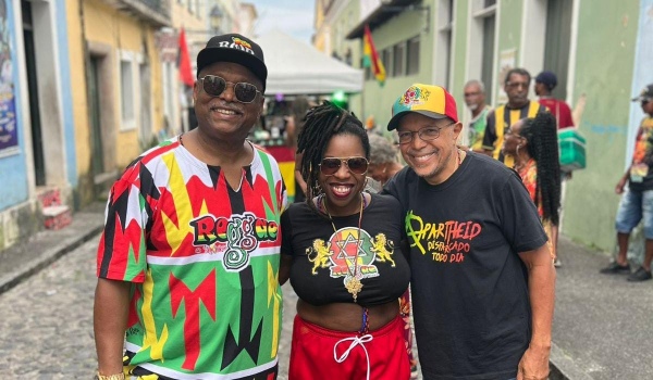 “Nunca tenha medo do seu inimigo quando não é você que começa a brigar”. Utilizando trecho de música da banda ‘Os Originais do Samba’, o pré-candidato a deputado Luiz Carlos Suíca (PT) ironizou os racistas e lembrou dos que morreram na luta por igualdade racial no país. O dia 20 de novembro é uma data celebrada para lembrar o legado de Zumbi dos Palmares e de quem também buscou e busca liberdade. Suíca ainda cita, por exemplo, projetos de lei de sua autoria quando era vereador de Salvador, que homenagearam figuras importantes do movimento negro: Rua Alaíde do Feijão (Pelourinho) e Praça Maria Felipa (Comércio). O político citou alguns dos problemas enfrentados pela população negra atualmente durante caminhada no Centro Histórico nesta quinta-feira. “Vamos comemorar, mas sem baixar a guarda porque o perigo é constante. Todos nós sabemos que vivendo no Brasil, um país extremamente racista, a consciência negra deve ser lembrada e reavivada diariamente sem medo de lutar. Mas hoje, neste 20 de novembro, dia da morte do grande herói abolicionista Zumbi dos Palmares, é válido levantar todas as vozes de protesto e também de comemoração por todos os caminhos percorridos desde o início da escravização dos povos africanos, até a atualidade. Tivemos conquistas como direito ao voto, a professar a fé em religiões de matriz africana, manifestar nossa cultura, lei de cotas e outros avanços”, explica Suíca. O petista foi enfático ao citar a trajetória sangrenta que até hoje permeia a sociedade brasileira com o extermínio do povo negro. “É importante lembrar o legado dos irmãos que sentiram na carne o peso das mãos dos homens brancos, senhores e sinhás donos de engenhos que viviam uma vida abastada e confortável às custas do sangue e suor dos negros que torturavam até a morte. Promoviam carnificina e recebiam honrarias e terras, enquanto nossa gente mal tinha o que comer. Acumulavam fortunas, que até hoje servem aos seus descendentes [os grandes herdeiros do Brasil]”, completa. Categoria predominantemente negra, os garis e margaridas também foram lembrados por Suíca ao pedir a aprovação do projeto de regulamentação da profissão dos profissionais de limpeza urbana no país. Racismo Casos constante com situações e pessoas que carregam a mentalidade da época da escravidão africana, exemplos não faltam, como o caso do deputado Renato Freitas que sofreu racismo em via pública e agredido fisicamente por um homem branco, só que dessa vez ele reagiu. A torcedora do Avaí com suas falas xenofóbicas e racistas contra a torcida do Remo, onde a mesma apontava a cor da pele branca como um sinal de superioridade. “Casos lastimáveis e revoltantes são diários, num país em que temos que brigar por tudo, desde o mais básico como moradia e alimentação, até segurança, respeito e igualdade salarial. Porque em pleno século 21, profissionais negros ainda são considerados mão de obra barata”, conclui Suíca