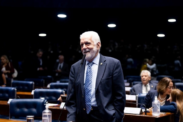 Jaques Wagner celebra aprovação do projeto de isenção do IR: “Momento histórico”