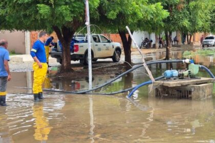 Governo do Estado contém alagamentos, doa água e monitora situação de rodovias após fortes chuvas