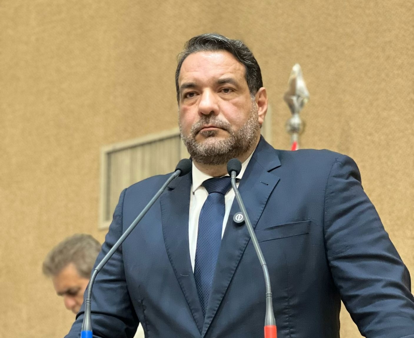 Alan Sanches chama de “desumana” orientação de Jerônimo de deixar pacientes nos corredores dos hospitais