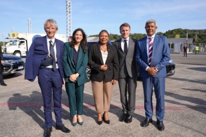 Governador Jerônimo recepciona presidente da França Emmanuel Macron no aeroporto de Salvador