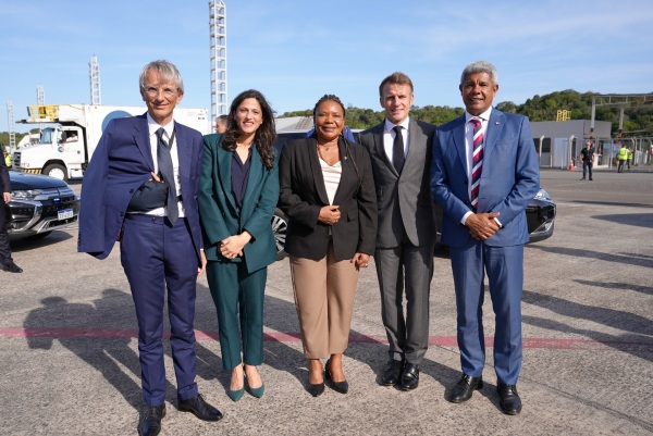 Governador Jerônimo recepciona presidente da França Emmanuel Macron no aeroporto de Salvador