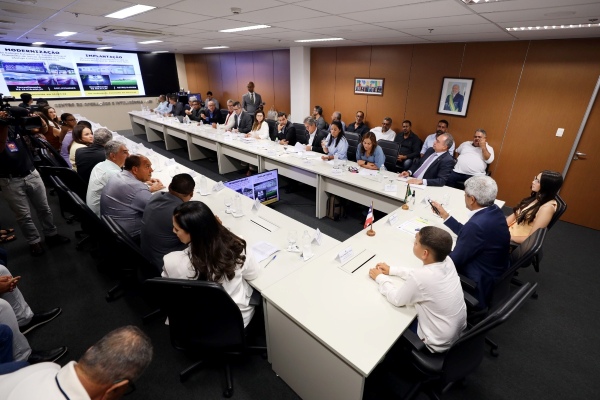 Jerônimo discute com a prefeita de Conceição do Almeida ações para o desenvolvimento do município