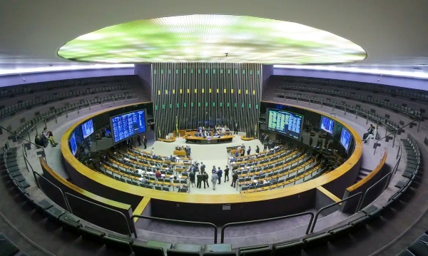 Deputados e senadores se dividem entre apoios e críticas à prisão de Bolsonaro