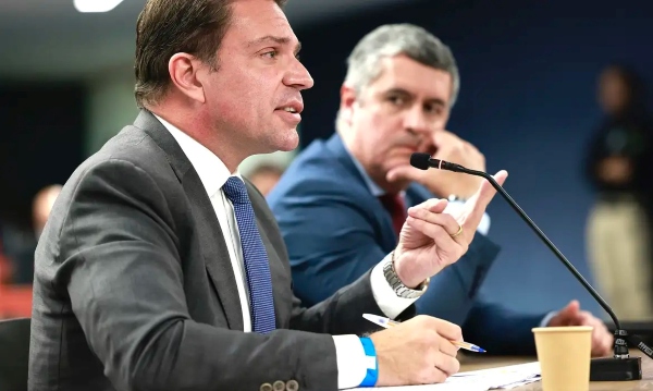 Após ser visto em Miami, deputado Alexandre Ramagem tem prisão decretada por ministro do STF