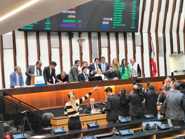 Aprovação de 15 projetos marca retorno da presidente Ivana Bastos à ALBA