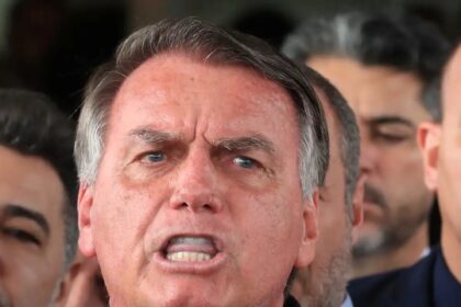 Bolsonaro tenta violar tornozeleira e é preso pela Polícia Federal