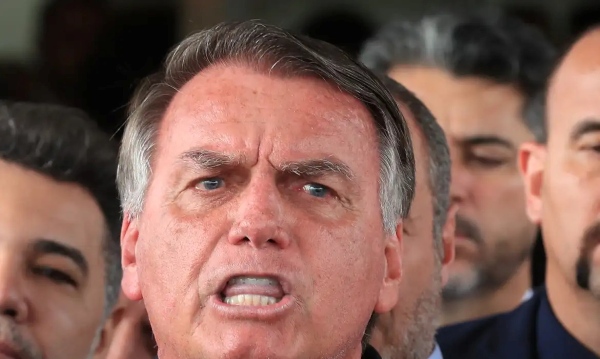 Bolsonaro tenta violar tornozeleira e é preso pela Polícia Federal