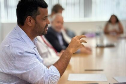 O presidente estadual do PT Bahia, Tássio Brito, avaliou como um “grave retrocesso” a aprovação do PL Antifacção nesta terça-feira (18), rebatizado como Marco Legal do Combate ao Crime Organizado e relatado pelo deputado Guilherme Derrite (PP-SP), ex-secretário de Segurança Pública de São Paulo. A proposta aprovada pelos deputados — por 370 votos a 110 — diverge substancialmente do Projeto de Lei enviado originalmente pelo Governo Federal. Segundo Tássio, o relatório apresentado por Derrite alterou premissas centrais da proposta construída pelo governo Lula para fortalecer a atuação do Estado contra as facções criminosas. “O que foi aprovado não reflete o projeto do governo. As mudanças inseridas pelo relator distorcem o texto, enfraquecem instrumentos de investigação da Polícia Federal e ainda abrem margem para a criminalização das favelas”, declarou. Ao longo da tramitação, o relator apresentou seis versões do texto, modificando diretrizes relacionadas a operações de inteligência, competências investigativas e estratégias de enfrentamento ao crime organizado. Entre os pontos levantados pelo presidente, estão dispositivos que podem reduzir recursos destinados à Polícia Federal, limitar ferramentas de apuração e gerar instabilidade no sistema penitenciário federal. “O presidente Lula tomou a iniciativa de propor uma legislação consistente para enfrentar as facções com rigor. O que ocorreu na Câmara foi uma manobra da extrema direita que introduziu mudanças prejudiciais e criou brechas que favorecem a impunidade”, afirmou Tássio. O presidente do PT Bahia também destacou que o projeto original buscava reforçar o papel da PF e ampliar o arcabouço legal para investigações complexas, enquanto o texto aprovado inclui alterações que, segundo ele, caminham no sentido contrário. “É um movimento que fragiliza quem mais combate o crime organizado no país e que tenta desviar o foco das lideranças das facções para penalizar ainda mais populações vulneráveis”, disse. Com a aprovação na Câmara, a proposta segue agora para análise do Senado, onde será relatada pelo senador Alessandro Vieira (MDB-SE). Tássio afirmou que o partido irá concentrar esforços para reverter os trechos considerados mais danosos. “A expectativa é que o Senado possa restabelecer a lógica do projeto original, corrigindo os retrocessos inseridos no relatório aprovado. O Brasil precisa de uma legislação que fortaleça a capacidade investigativa do Estado, não de um texto que limite instrumentos essenciais e comprometa o enfrentamento às facções”, concluiu. Crédito da foto: PT Bahia/Mariana Guimarães