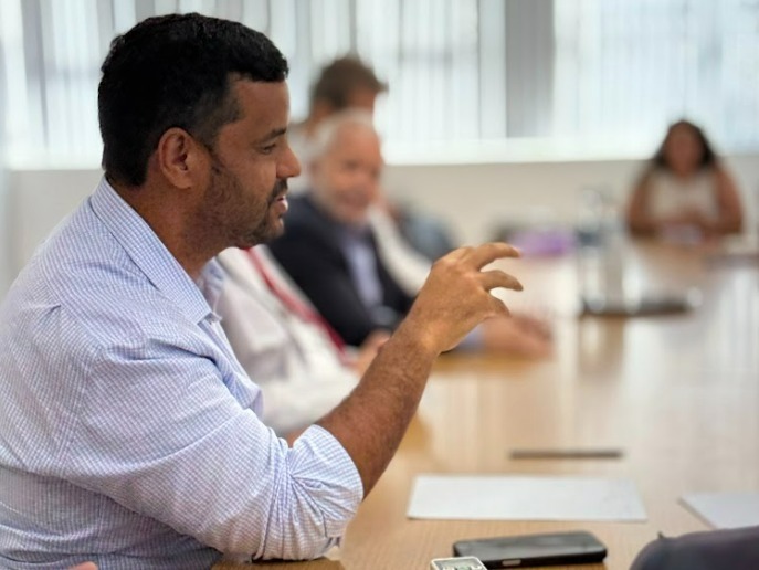 O presidente estadual do PT Bahia, Tássio Brito, avaliou como um “grave retrocesso” a aprovação do PL Antifacção nesta terça-feira (18), rebatizado como Marco Legal do Combate ao Crime Organizado e relatado pelo deputado Guilherme Derrite (PP-SP), ex-secretário de Segurança Pública de São Paulo. A proposta aprovada pelos deputados — por 370 votos a 110 — diverge substancialmente do Projeto de Lei enviado originalmente pelo Governo Federal. Segundo Tássio, o relatório apresentado por Derrite alterou premissas centrais da proposta construída pelo governo Lula para fortalecer a atuação do Estado contra as facções criminosas. “O que foi aprovado não reflete o projeto do governo. As mudanças inseridas pelo relator distorcem o texto, enfraquecem instrumentos de investigação da Polícia Federal e ainda abrem margem para a criminalização das favelas”, declarou. Ao longo da tramitação, o relator apresentou seis versões do texto, modificando diretrizes relacionadas a operações de inteligência, competências investigativas e estratégias de enfrentamento ao crime organizado. Entre os pontos levantados pelo presidente, estão dispositivos que podem reduzir recursos destinados à Polícia Federal, limitar ferramentas de apuração e gerar instabilidade no sistema penitenciário federal. “O presidente Lula tomou a iniciativa de propor uma legislação consistente para enfrentar as facções com rigor. O que ocorreu na Câmara foi uma manobra da extrema direita que introduziu mudanças prejudiciais e criou brechas que favorecem a impunidade”, afirmou Tássio. O presidente do PT Bahia também destacou que o projeto original buscava reforçar o papel da PF e ampliar o arcabouço legal para investigações complexas, enquanto o texto aprovado inclui alterações que, segundo ele, caminham no sentido contrário. “É um movimento que fragiliza quem mais combate o crime organizado no país e que tenta desviar o foco das lideranças das facções para penalizar ainda mais populações vulneráveis”, disse. Com a aprovação na Câmara, a proposta segue agora para análise do Senado, onde será relatada pelo senador Alessandro Vieira (MDB-SE). Tássio afirmou que o partido irá concentrar esforços para reverter os trechos considerados mais danosos. “A expectativa é que o Senado possa restabelecer a lógica do projeto original, corrigindo os retrocessos inseridos no relatório aprovado. O Brasil precisa de uma legislação que fortaleça a capacidade investigativa do Estado, não de um texto que limite instrumentos essenciais e comprometa o enfrentamento às facções”, concluiu. Crédito da foto: PT Bahia/Mariana Guimarães