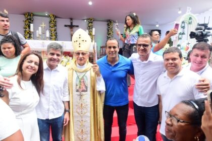 O prefeito de Salvador, Bruno Reis (União Brasil), acompanhou o ex-prefeito da capital e vice-presidente nacional do União Brasil, ACM Neto, neste sábado (8) durante a tradicional festa de Nossa Senhora do Amparo, padroeira de Valença, no Baixo Sul da Bahia. A celebração religiosa, uma das mais importantes do calendário valenciano, reuniu milhares de fiéis e visitantes em um momento de fé, devoção e celebração da cultura local. Bruno Reis foi convidado por lideranças políticas da cidade, como o empresário Valdemar da Conect e a ex-prefeita Jucélia Nascimento. Também esteve na visita Genival Deolino, prefeito de Santo Antônio de Jesus, o deputado estadual Luciano Simões Filho, e ex-deputado federal Marcelo Nilo. O grupo caminhou pelas ruas de Valença, conversando com moradores e acompanhando de perto as homenagens à santa. “Estamos aqui na capital do Baixo Sul da Bahia, uma cidade que levo no meu coração, a qual tive a honra e a alegria de representar como deputado estadual. Como um homem de fé, fui convidado por grandes amigos que tenho aqui para participar desse ato. Vim pedir bênçãos e proteções à Nossa Senhora do Amparo, para que ela ilumine a minha caminhada e a gente siga construindo uma Salvador cada vez melhor. Quanto melhor vai a nossa cidade, melhor vai toda a Bahia, pois o nosso trabalho lá na capital se reflete em todo o estado”, afirmou Bruno Reis. Durante a visita, o prefeito destacou a importância de estar próximo das cidades do interior e de conhecer de perto a realidade baiana fora da capital. “Claro que o trabalho em Salvador não me permite, mas é fundamental para um gestor público ver de perto a realidade das demais regiões baianas, até para poder comparar com o nosso trabalho por lá. E o que eu vi aqui em Valença é o mesmo sentimento que encontro em toda a Bahia: um desejo profundo de mudança no comando do nosso estado, um desejo por um governo mais firme, mais presente e mais atuante na vida das pessoas, um trabalho focado em entregar resultados e melhorias na vida dos baianos”, disse. ACM Neto e Bruno Reis participam de festa em homenagem à padroeira de Valença