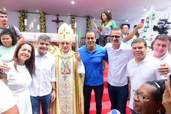O prefeito de Salvador, Bruno Reis (União Brasil), acompanhou o ex-prefeito da capital e vice-presidente nacional do União Brasil, ACM Neto, neste sábado (8) durante a tradicional festa de Nossa Senhora do Amparo, padroeira de Valença, no Baixo Sul da Bahia. A celebração religiosa, uma das mais importantes do calendário valenciano, reuniu milhares de fiéis e visitantes em um momento de fé, devoção e celebração da cultura local. Bruno Reis foi convidado por lideranças políticas da cidade, como o empresário Valdemar da Conect e a ex-prefeita Jucélia Nascimento. Também esteve na visita Genival Deolino, prefeito de Santo Antônio de Jesus, o deputado estadual Luciano Simões Filho, e ex-deputado federal Marcelo Nilo. O grupo caminhou pelas ruas de Valença, conversando com moradores e acompanhando de perto as homenagens à santa. “Estamos aqui na capital do Baixo Sul da Bahia, uma cidade que levo no meu coração, a qual tive a honra e a alegria de representar como deputado estadual. Como um homem de fé, fui convidado por grandes amigos que tenho aqui para participar desse ato. Vim pedir bênçãos e proteções à Nossa Senhora do Amparo, para que ela ilumine a minha caminhada e a gente siga construindo uma Salvador cada vez melhor. Quanto melhor vai a nossa cidade, melhor vai toda a Bahia, pois o nosso trabalho lá na capital se reflete em todo o estado”, afirmou Bruno Reis. Durante a visita, o prefeito destacou a importância de estar próximo das cidades do interior e de conhecer de perto a realidade baiana fora da capital. “Claro que o trabalho em Salvador não me permite, mas é fundamental para um gestor público ver de perto a realidade das demais regiões baianas, até para poder comparar com o nosso trabalho por lá. E o que eu vi aqui em Valença é o mesmo sentimento que encontro em toda a Bahia: um desejo profundo de mudança no comando do nosso estado, um desejo por um governo mais firme, mais presente e mais atuante na vida das pessoas, um trabalho focado em entregar resultados e melhorias na vida dos baianos”, disse. ACM Neto e Bruno Reis participam de festa em homenagem à padroeira de Valença