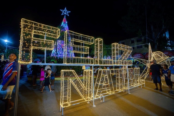 Praça do Caranguejo, em Lauro de Freitas, recebe iluminação especial do Natal Mágico