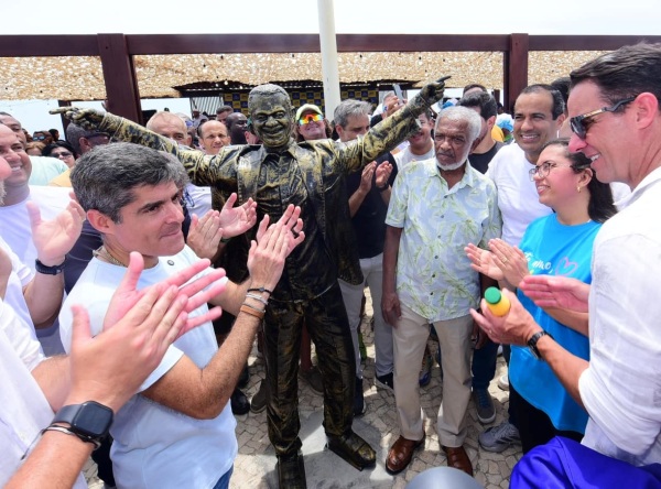 Nova orla de Pituaçu é entregue pela Prefeitura com 20 quadras, 25 quiosques e quatro parques infantis