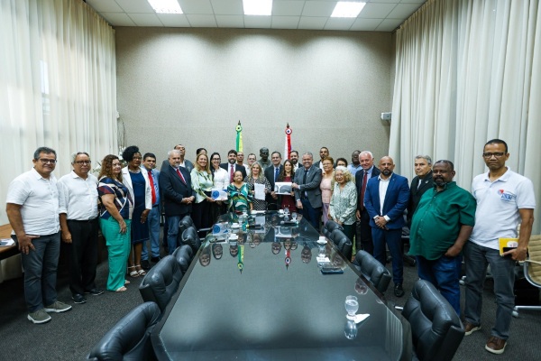 Governo entrega PL para reestruturação do Planserv e PEC que altera regras de aposentadoria das Polícias Civil e Penal