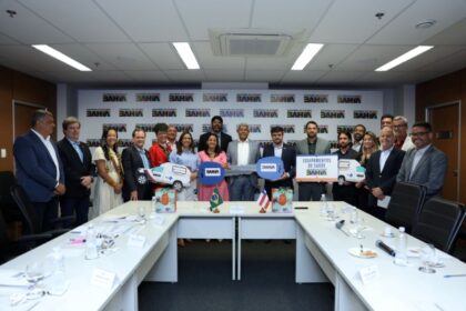 Ambulâncias, veículos administrativos e equipamentos para a saúde são entregues ao prefeito de Ilhéus