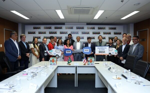 Ambulâncias, veículos administrativos e equipamentos para a saúde são entregues ao prefeito de Ilhéus