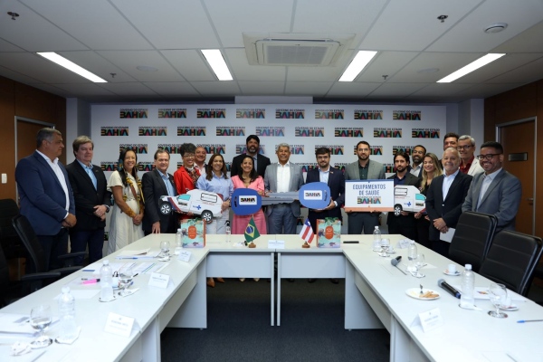 Ambulâncias, veículos administrativos e equipamentos para a saúde são entregues ao prefeito de Ilhéus