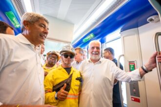 Wagner celebra marco na mobilidade com viagem teste do VLT entre Calçada e Lobato