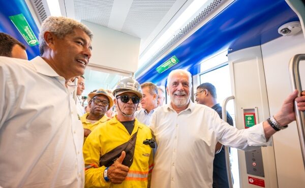 Wagner celebra marco na mobilidade com viagem teste do VLT entre Calçada e Lobato